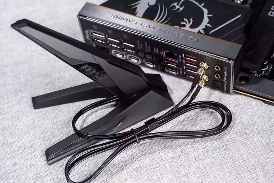 Oryginalna antena Wi-Fi 7 MSI  – Z890 Wi-Fi 7 Motherboard recenzja i cena